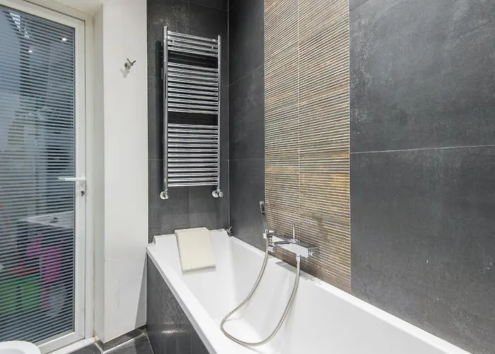 Coronari Enchanting Two Bedroom Rom